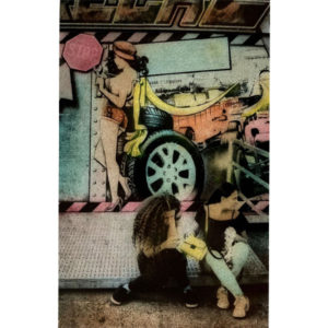 Photographie colorisée d'Irène Jonas de deux filles dans une fête foraine, Atelier Galerie Taylor