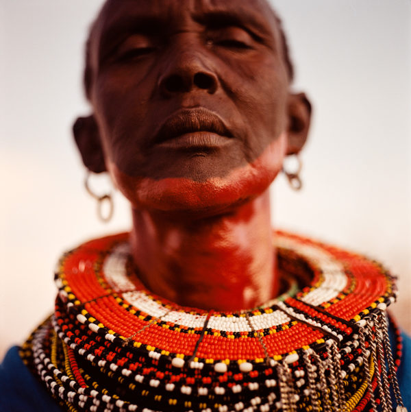 photographie couleur d'une femme au Kenya de Nadia Ferroukhi, Atelier Galerie Taylor.