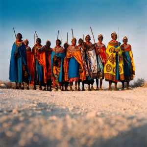 Photographie couleur de femmes des tribus Turkana et Samburu de Nadia Ferroukhi, Atelier Galerie Taylor à Paris.