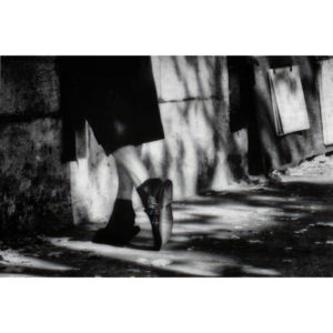 Photographie noir et blanc d'Irène Jonas de pieds d'une passante sur les quais à Paris, Atelier Galerie Taylor