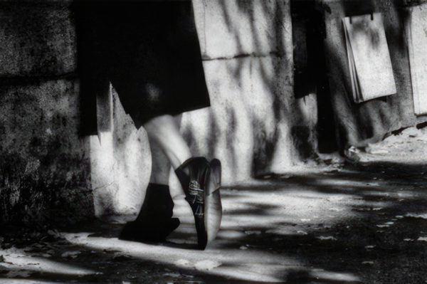 Photographie noir et blanc d'Irène Jonas de pieds d'une passante sur les quais à Paris, Atelier Galerie Taylor