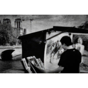 Photographie noir et blanc d'Irène Jonas de touriste chez un bouquiniste à Paris, Atelier Galerie Taylor
