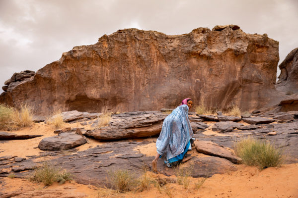photographie couleur d'une jeune fille au campement de Tin Tahadeft (Algérie), touareg, de Nadia Ferroukhi, Atelier Galerie Taylor.