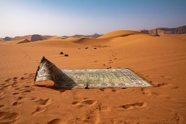 photographie couleur d'un tapis dans le Sahara, de Nadia Ferroukhi, Atelier Galerie Taylor.