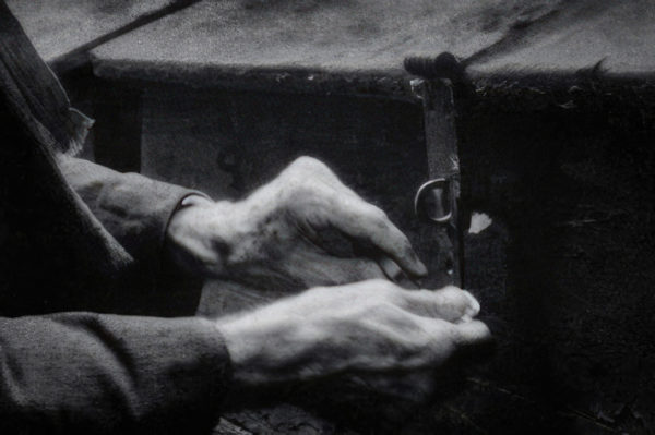 Photo noir et blanc d'Irène Jonas sur les mains d'un bouquiniste, Atelier Galerie Taylor