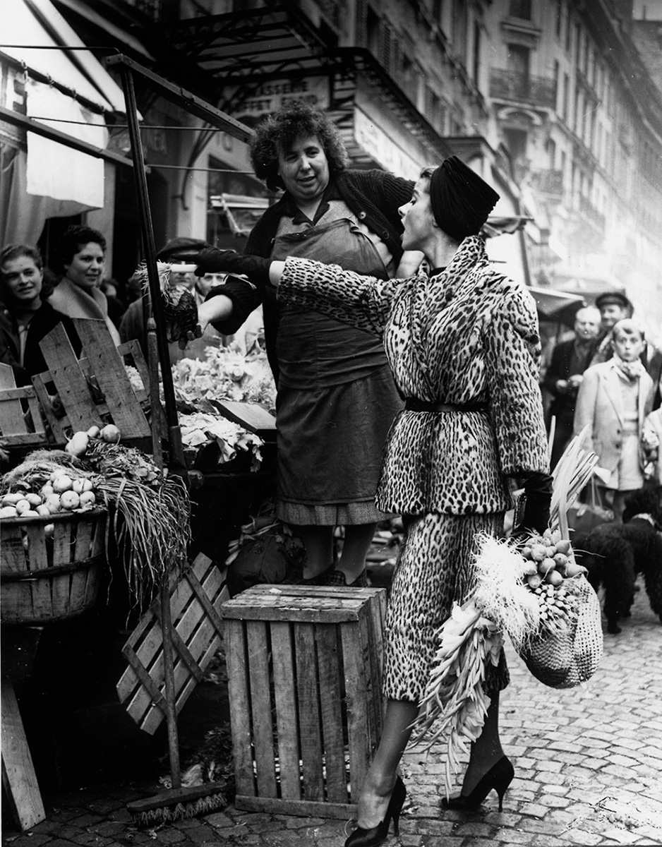Marie Chantal en manteau d'Ocelot de Balmain, au marché de la rue Mouffetard
